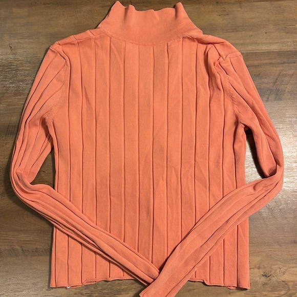 Beautiful salmon colour v-neck top buttoned with long sleeves from Zara - Picture 8 of 10